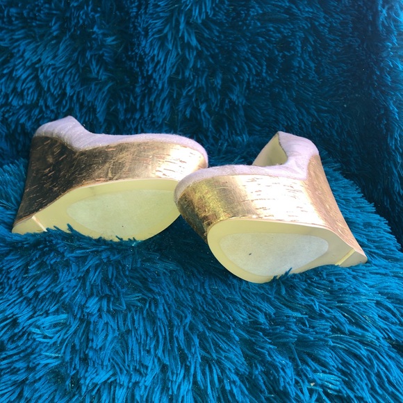Brand New Light Pink and hint of gold Wedges - Picture 2 of 4